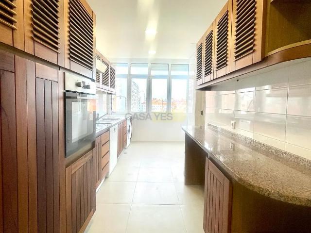 Apartment T4 in Alvalade, Lisboa