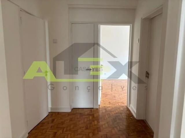 Apartment T4 in Alvalade, Lisboa