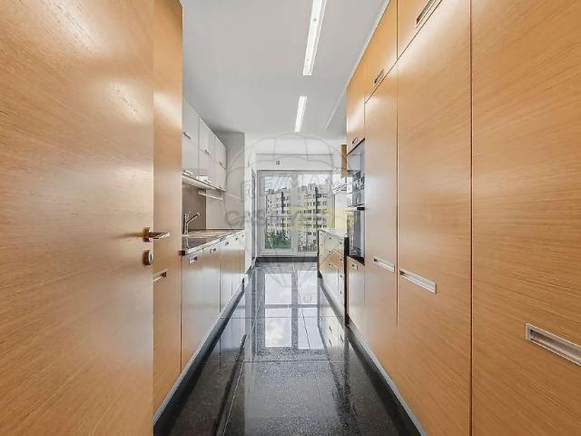 Apartment T4 in Alvalade, Lisboa