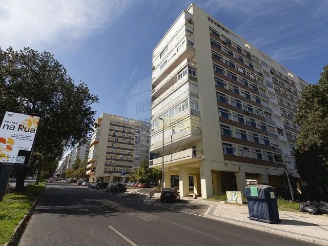 Apartment T4 in Alvalade, Lisboa
