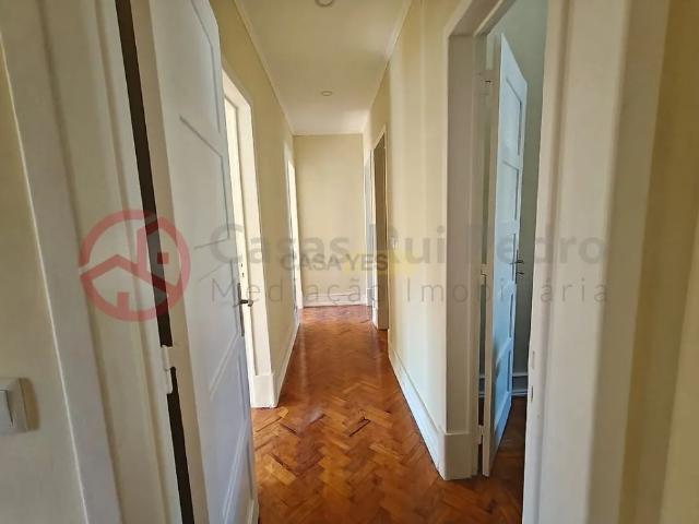 Apartment T4 in Areeiro, Lisboa
