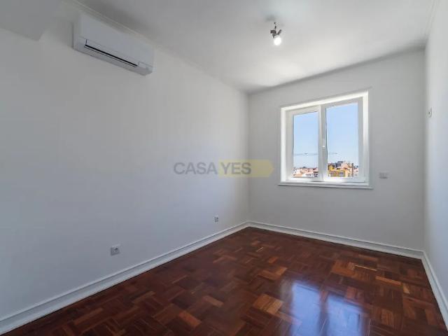 Apartment T4 in Avenidas Novas, Lisboa