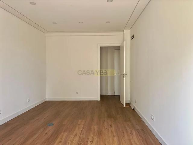 Apartment T4 in Avenidas Novas, Lisboa