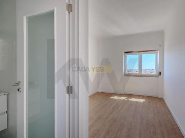 Apartment T4 in Laranjeiro e Feijó, Almada