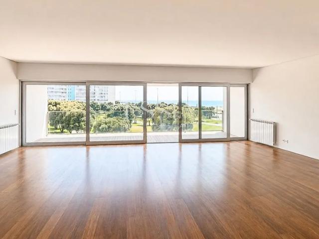 Apartment T4 in Matosinhos e Leça da Palmeira, Matosinhos