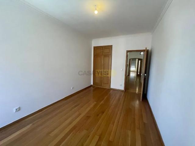 Apartment T4 in Santo António dos Olivais, Coimbra