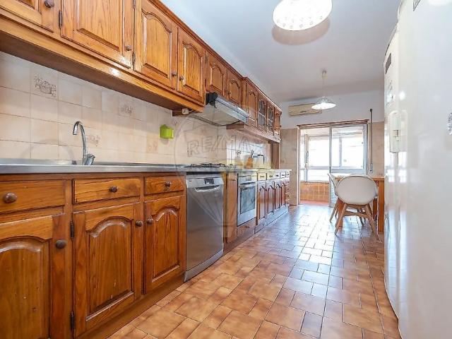 Apartment T4 in Santo António dos Olivais, Coimbra