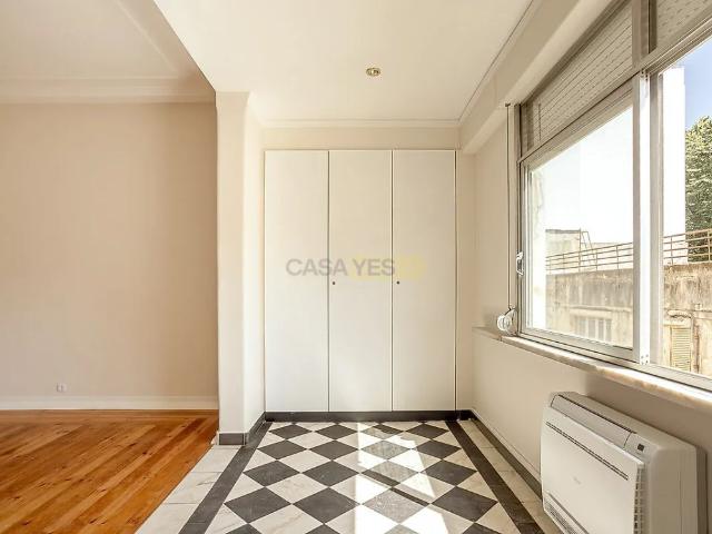 Apartment T4 in Santo António, Lisboa