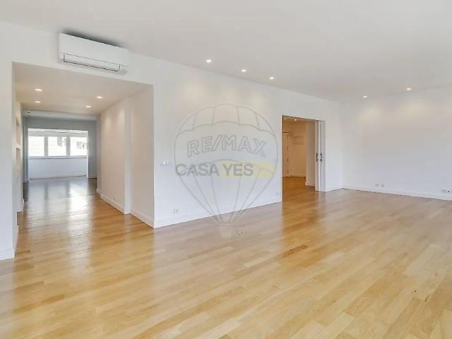 Apartment T4 in Santo António, Lisboa