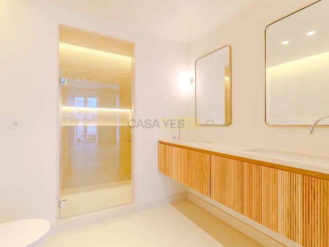 Apartment T4 in Santo António, Lisboa