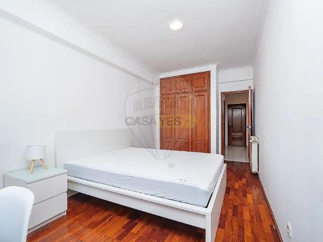 Apartment T4 in Santa Iria de Azoia, São João da Talha e Bobadela, Loures