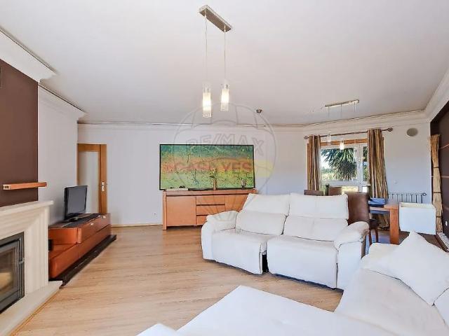 Apartment T4 in Venteira, Amadora