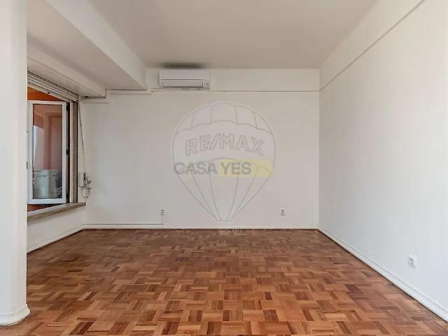 Apartment T5 in Alvalade, Lisboa