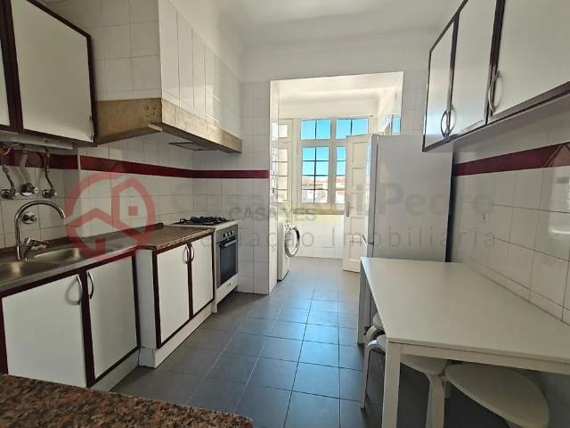 Apartment T5 in Areeiro, Lisboa