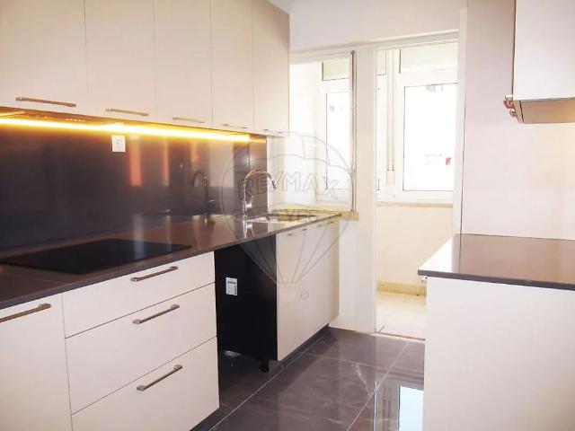 Apartment T5 in Arroios, Lisboa