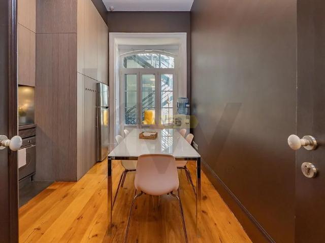 Apartment T8 in Santo António, Lisboa
