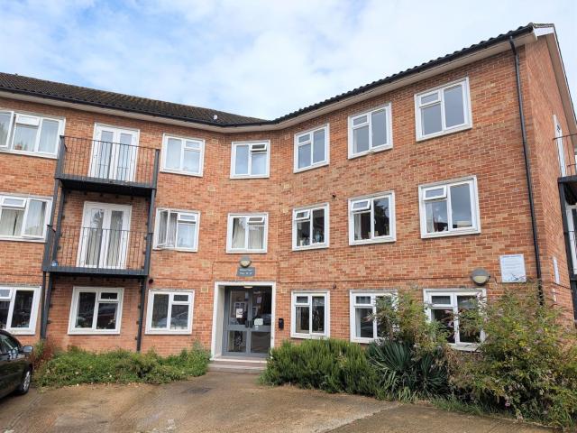 Apartment to let in Bishopric, Horsham, RH12 RH12 1TW | Courtney Green