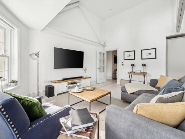 Apartment to rent with 2 bedrooms, Latchmere Close, Richmond