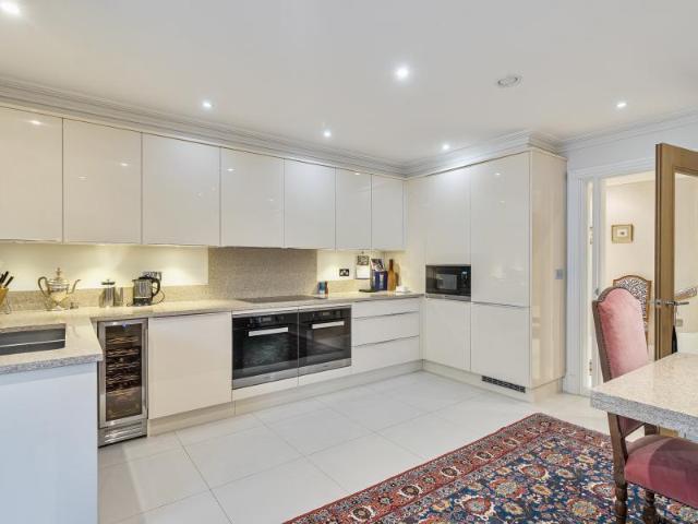 Apartment to rent with 3 bedrooms, The Mansion, Kingswood Warren Park