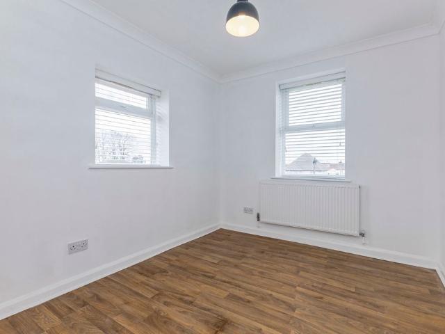 apartment to rent Gander Green Lane, Sutton, SM1
