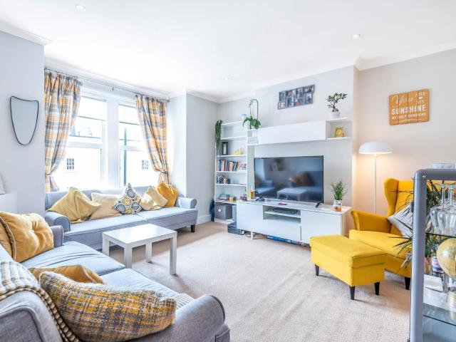 apartment to rent in Thames Road, London, W4