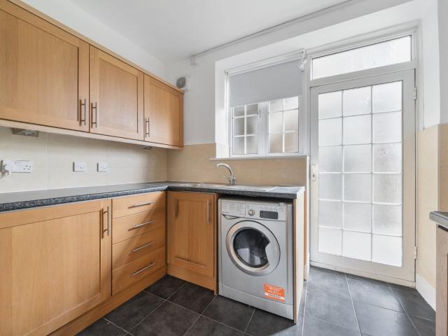 apartment to rent in The Downs, Raynes Park, London, SW20