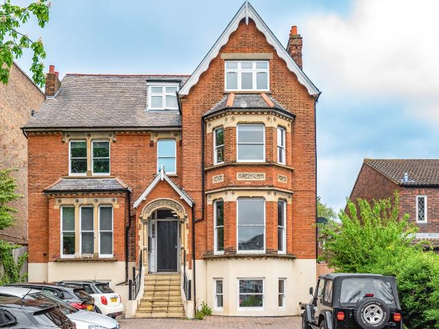 apartment to rent in Thurlow Park Road, London, SE21