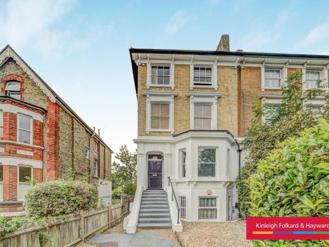 apartment to rent in Thurlow Park Road, London, SE21