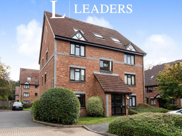 Apartment to rent in Tintagel Way, Woking, GU22 | Leaders