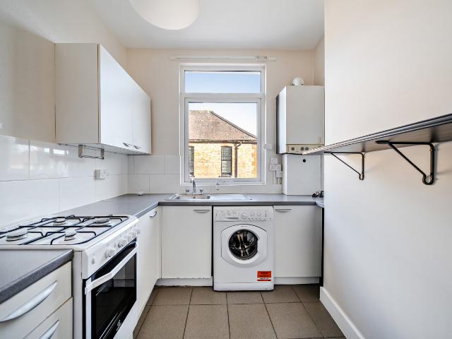 apartment to rent in Tooting High Street, London, SW17