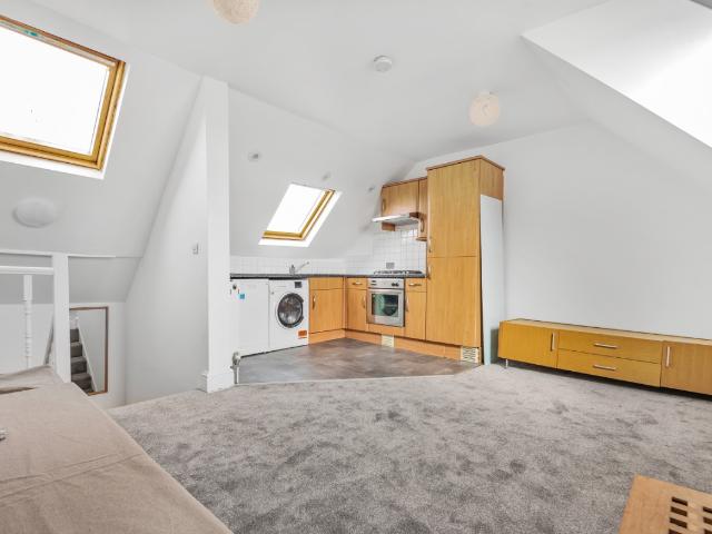 apartment to rent in Upland Road, London, SE22