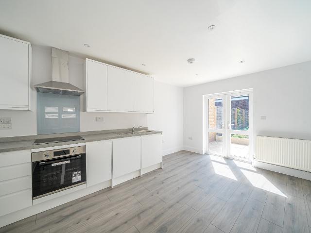 apartment to rent in Vant Road, London, SW17
