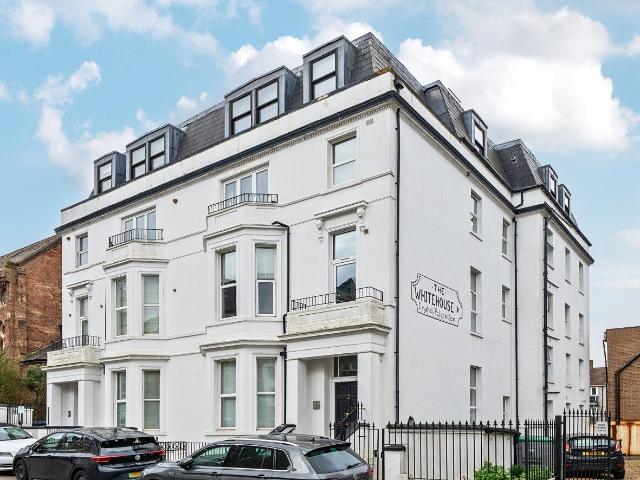 apartment to rent in Waldegrave Road, London, SE19