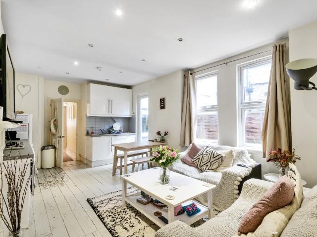 apartment to rent in Weir Road, Balham, London, SW12