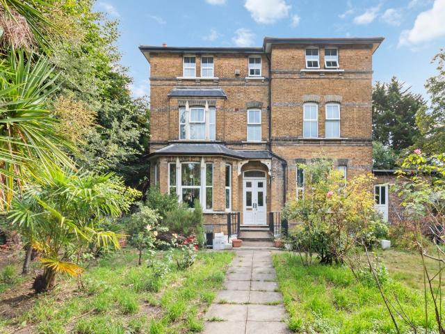 apartment to rent in Arterberry Road, London, SW20