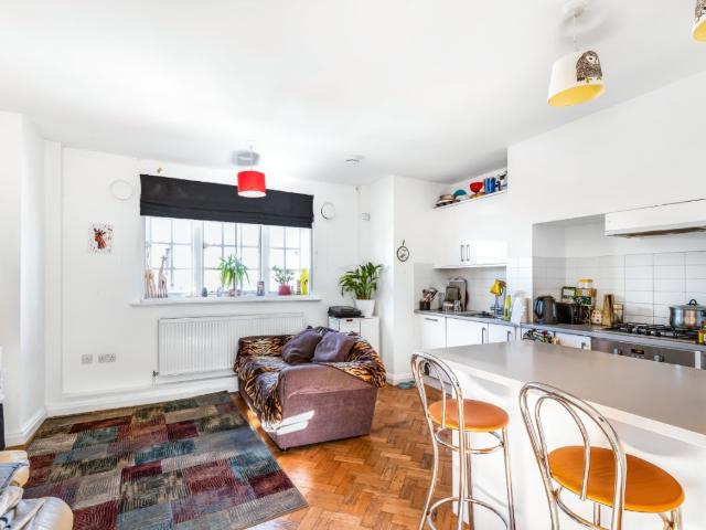 apartment to rent in Babington Road, Streatham, London, SW16
