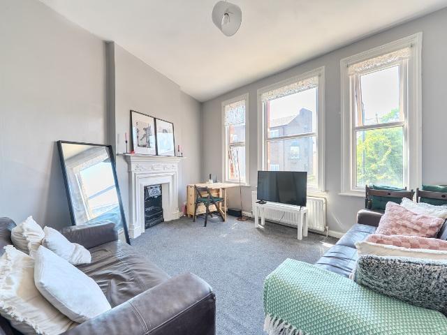 apartment to rent in Balham Hill, London, SW12