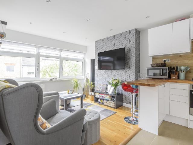 apartment to rent in Balham New Road, London, Balham, SW12