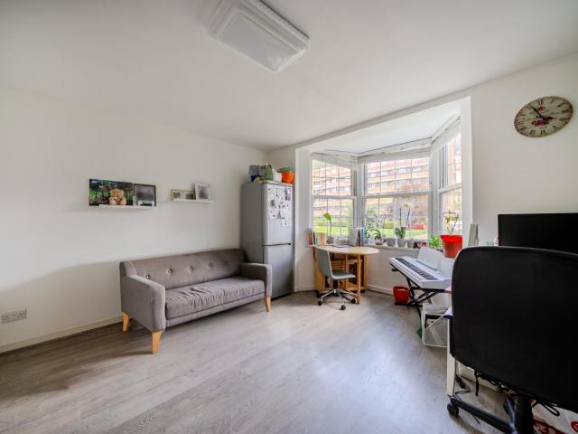 apartment to rent in Becklow Gardens, Shepherd's Bush, London, W12