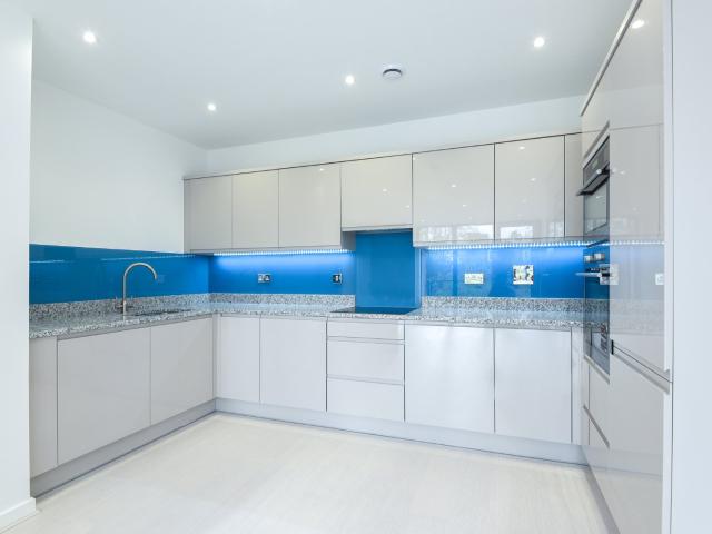 apartment to rent in Boundaries Road, Balham, London, SW12