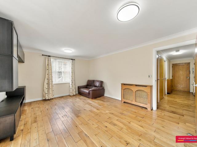 apartment to rent in Blackwell Close, London, N21