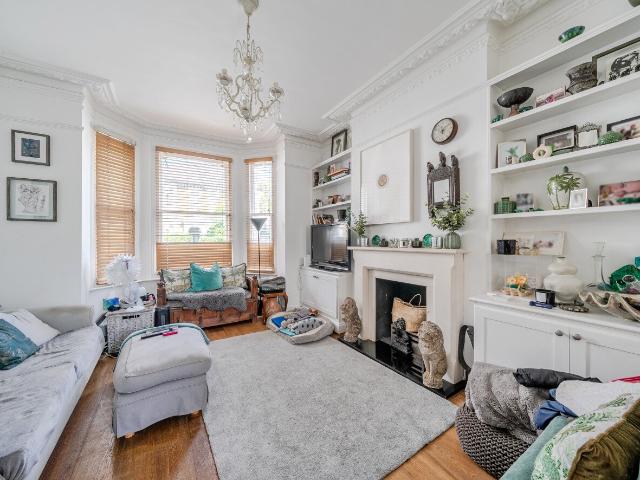 apartment to rent in Broomwood Road, Battersea, London, SW11