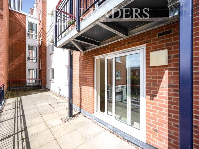 Apartment to rent in Brecon House, The Canalside, Portsmouth, PO1 | Leaders