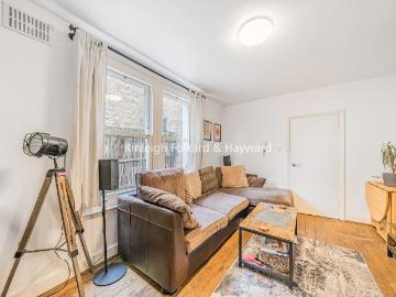 apartment to rent in Brightwell Crescent, London, SW17