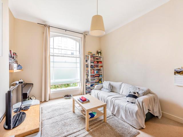 apartment to rent in Cambridge Avenue, Kilburn, London, NW6
