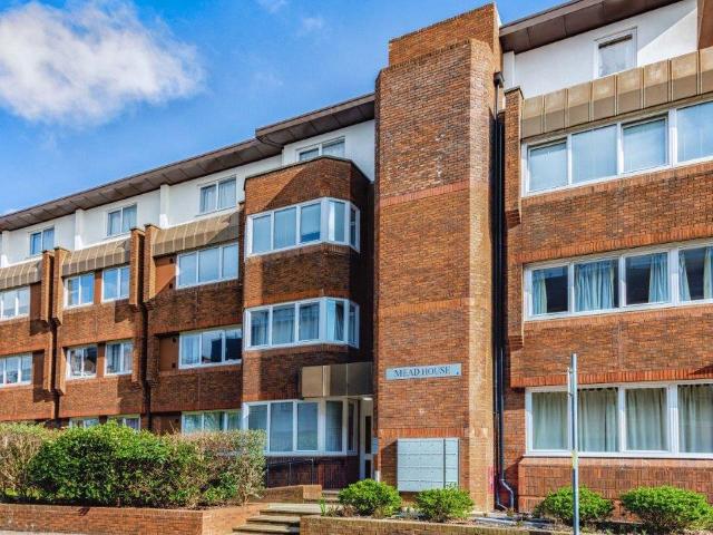 apartment to rent in Cantelupe Road, East Grinstead