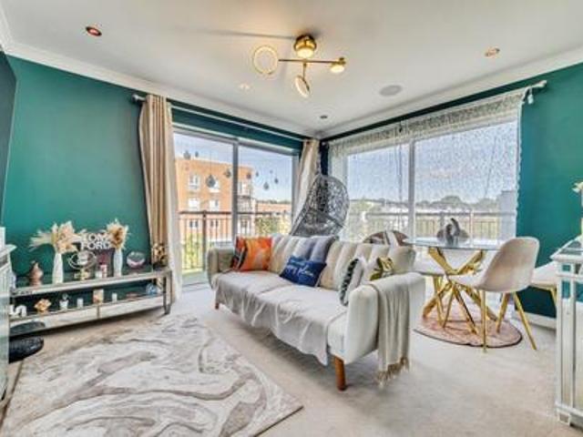 Apartment to rent in Canalside, Redhill, Surrey, RH1 | Leaders