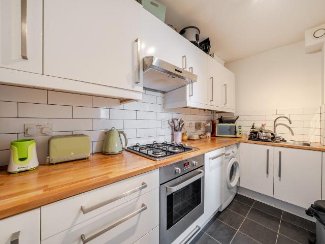 apartment to rent in Carmichael Mews, London, SW18