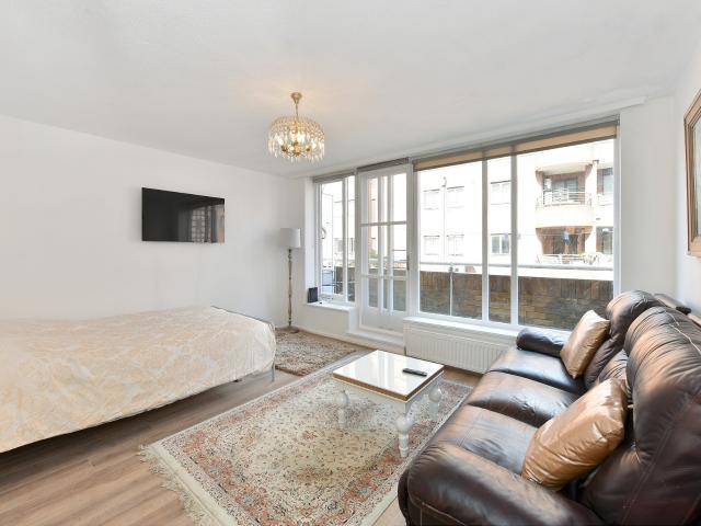 apartment to rent in Chesterton Square, Pembroke Road, Kensington and Chelsea, London, W8