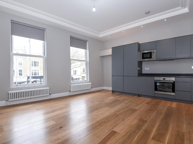 apartment to rent in Chiswick High Road, London, W4
